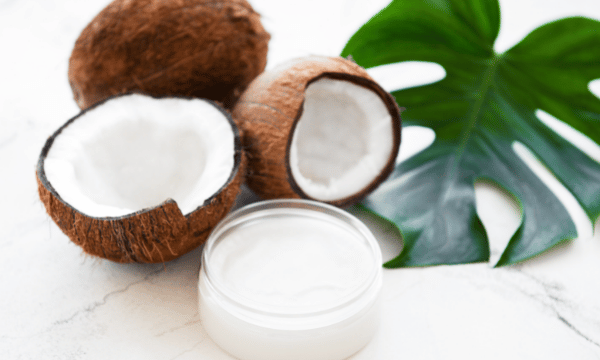 Lire la suite à propos de l’article Comment l’huile de coco peut t’aider à nourrir tes boucles