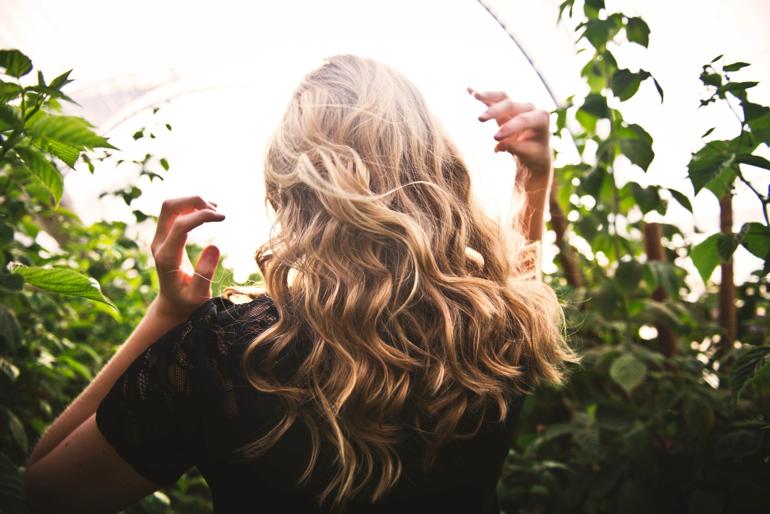 Lire la suite à propos de l’article Cheveux Ondulés & Routine naturelle : Le Guide Complet